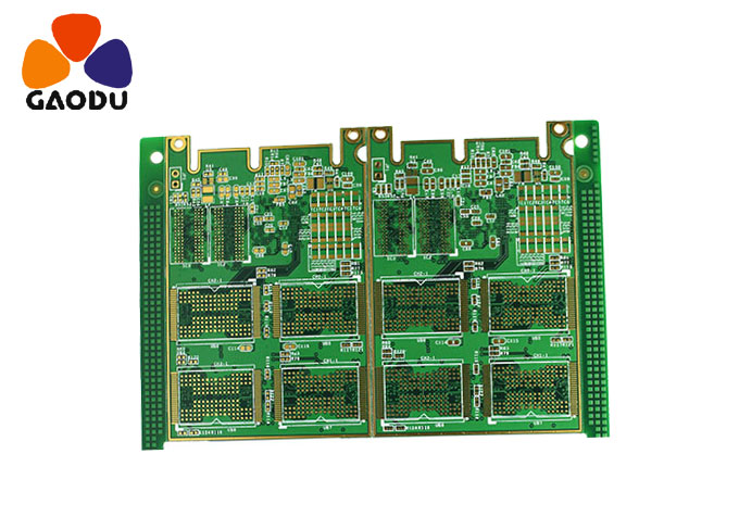 在電路板中，信號(hào)輸入插件在 PCB 最左邊沿，MCU 在靠右邊，